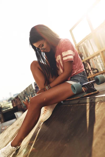 Skater girl ubrany w dżinsy szorty — Zdjęcie stockowe
