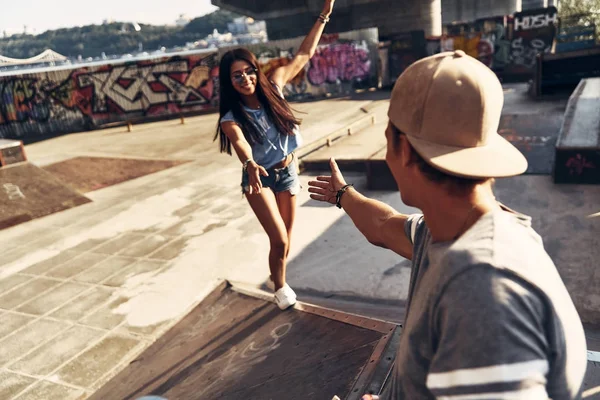 Mooie skater meisje met vriend — Stockfoto