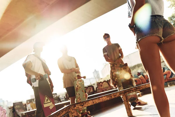 Skateboarderfreunde im Skatepark — Stockfoto