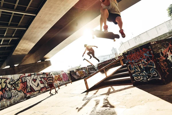 Vrienden oefenen skate springen — Stockfoto