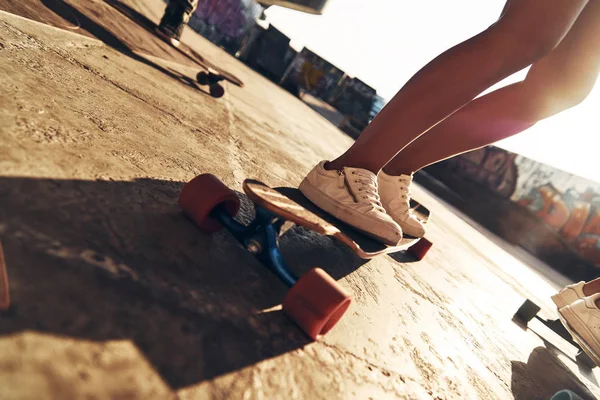 Friends riding longboards — Stock Photo, Image