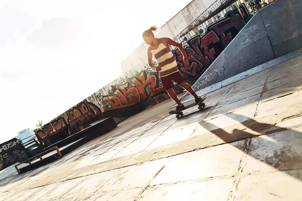 Homem montando longboard — Fotografia de Stock