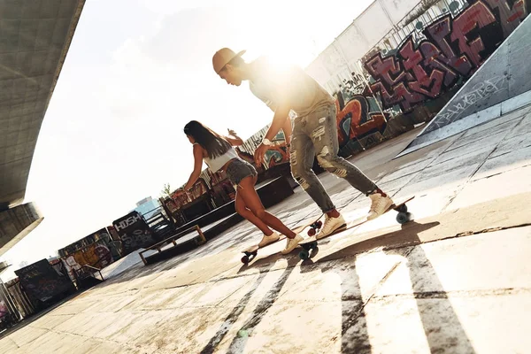 Jovens skate — Fotografia de Stock