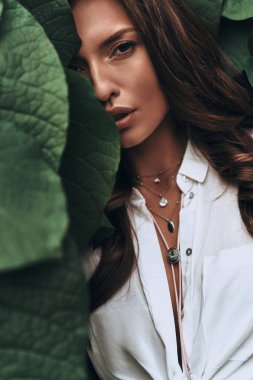 Güzel esmer kadın gizleme