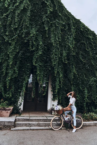 Brünette Frau sitzt auf Fahrrad — Stockfoto