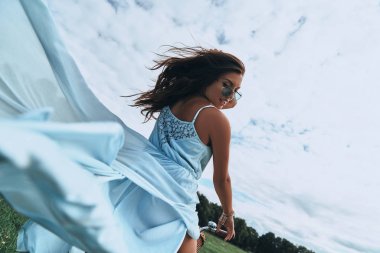 Bisiklet süren genç bir kadın