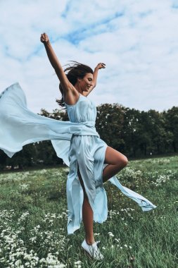 mavi elbiseli oynak kız