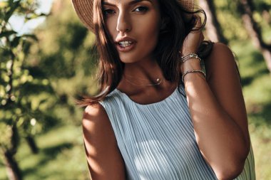 şapkalı çekici genç kadın 