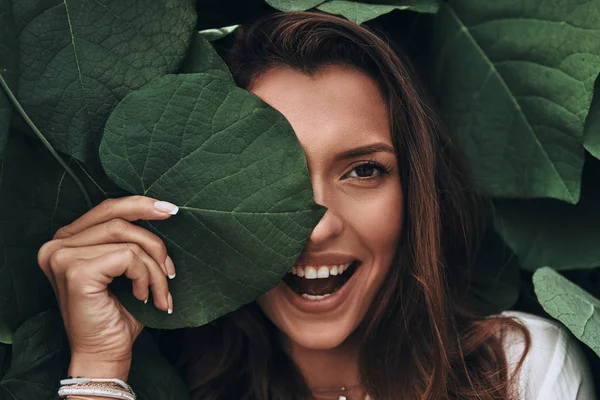 Mulher morena bonita sorrindo — Fotografia de Stock