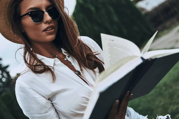 Mujer en gafas libro de lectura —  Fotos de Stock