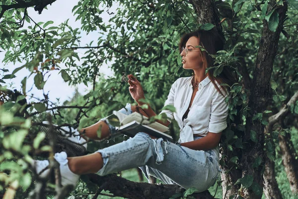 Kadın ağaç üzerinde rahatlatıcı — Stok fotoğraf
