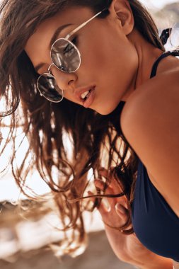 Sahildeki Çekici Kadın