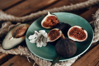 incir ve avokado meyve