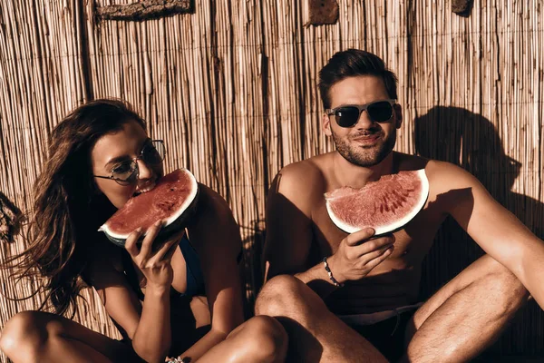 Par i kärlek äter vattenmelon skivor — Stockfoto