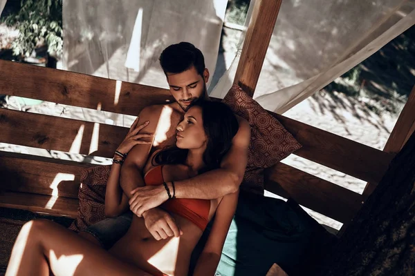 Pareja en el amor relajarse en la cabaña de la playa —  Fotos de Stock