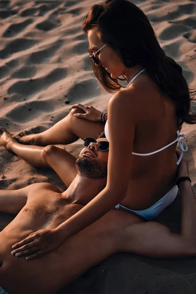 Pareja enamorada en playa de arena —  Fotos de Stock