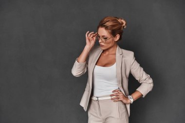 Kendine güvenen şık iş kadını