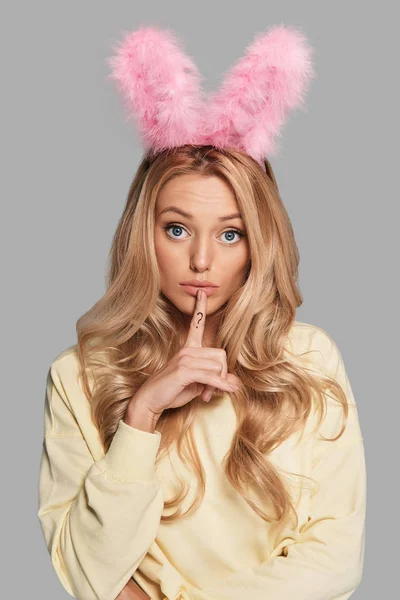 Жінка в рожевих вухах кролика — стокове фото