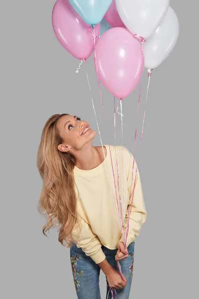 Mujer rubia sosteniendo globos —  Fotos de Stock