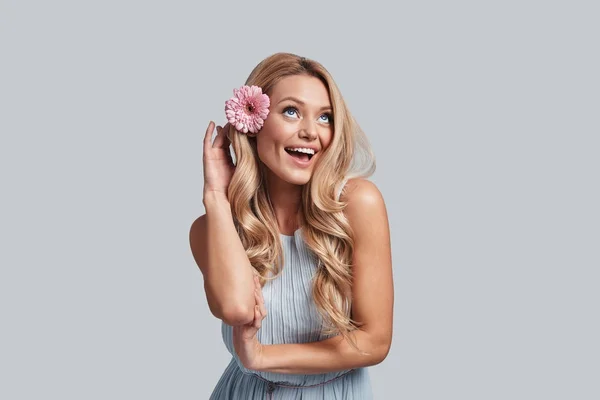 Vrouw met bloem in haar — Stockfoto