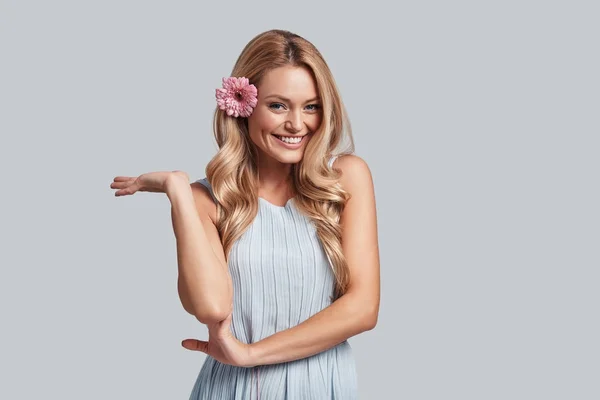 Woman with flower in hair — Stock Photo, Image