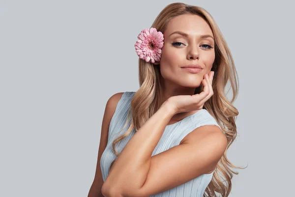 Woman with flower in hair — Stock Photo, Image