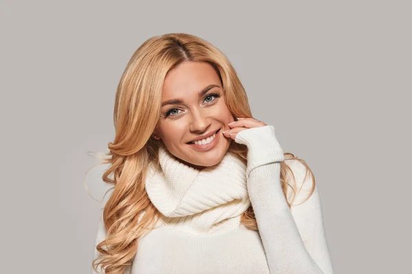 Frau im weißen Pullover — Stockfoto