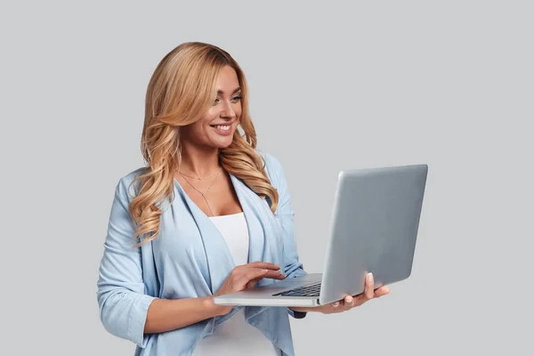 Piękna Blondynka za pomocą laptopa — Zdjęcie stockowe