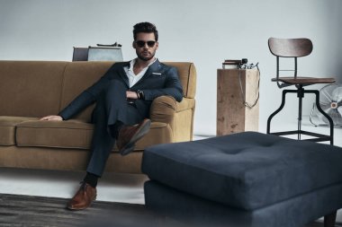 evde koltukta oturan işadamı