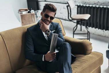 Takım elbiseli yakışıklı adam gülüyor