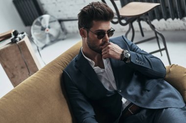 evde koltukta oturan işadamı