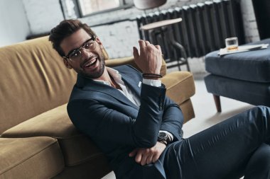 tam takım elbiseli adam gülüyor 