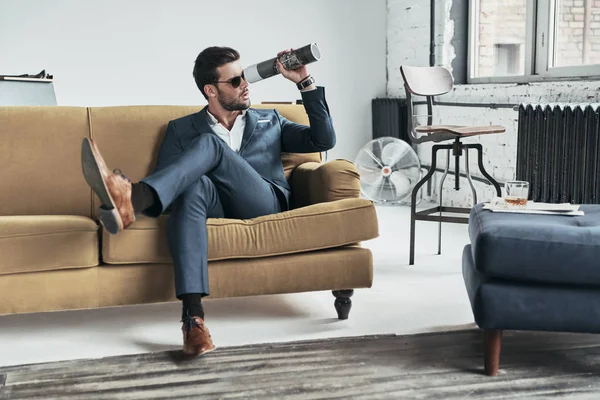 Koltukta oturan takım elbiseli adam