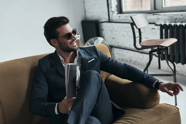 Hombre guapo riendo en traje — Foto de Stock