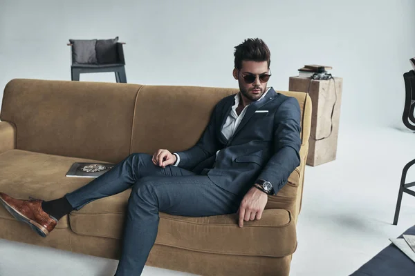 Бізнесмен сидить на дивані вдома — стокове фото