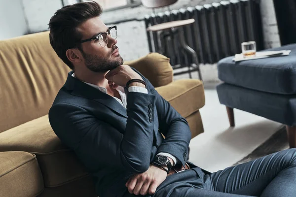 Man in full suit sitting on floor — Stock Photo, Image