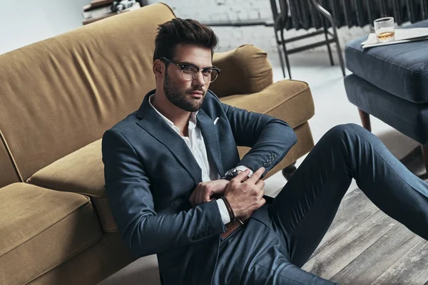 Man in full suit sitting on floor — Stock Photo, Image