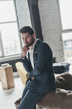 Takım elbiseli düşünceli yakışıklı genç iş adamı 