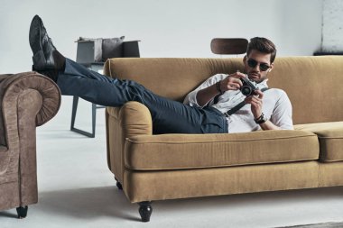  fotoğrafçı adam kanepede rahatlatıcı