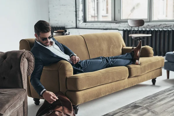 Businessman relaxing on sofa — Stockfoto