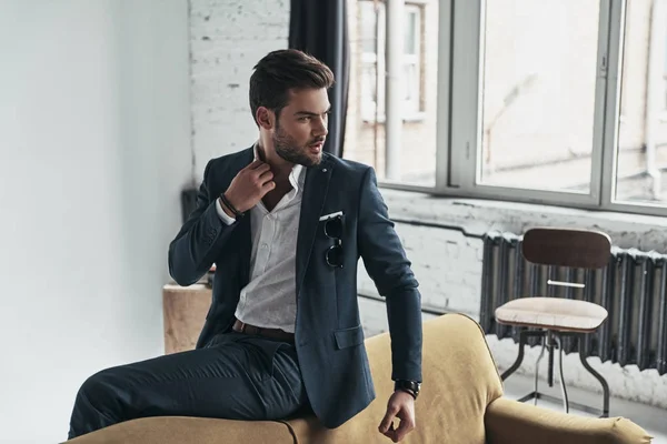 Uomo che regola il colletto della camicia — Foto Stock