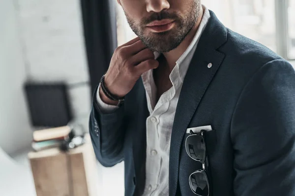 Homem ajustando seu colarinho camisa — Fotografia de Stock