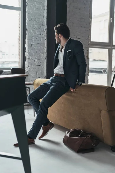 Επιχειρηματίας στο κοστούμι ακουμπά στον καναπέ — Φωτογραφία Αρχείου