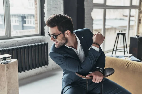 Hombre en traje completo sentado en el taburete — Foto de Stock