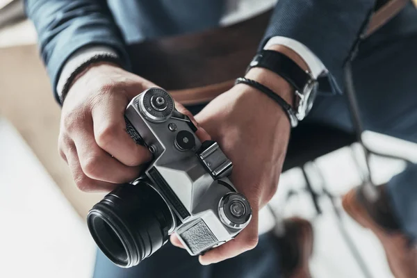 Muž, který držel fotoaparát fotografie — Stock fotografie