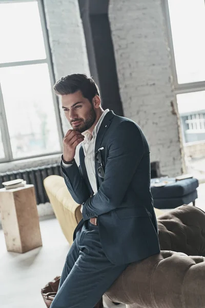 Riflessivo bel giovane uomo d'affari in giacca e cravatta — Foto Stock