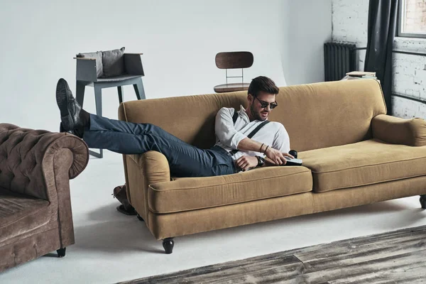 Φωτογράφος man χαλαρώνοντας στον καναπέ — Φωτογραφία Αρχείου