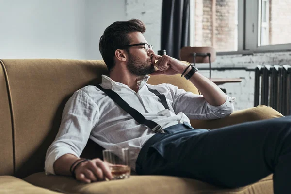 Man med glas whiskey — Stockfoto