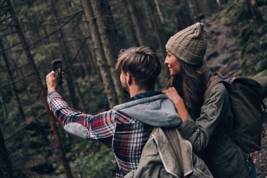 Çift birlikte dağ ormanda hiking 