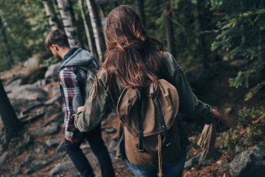 Çift birlikte hiking